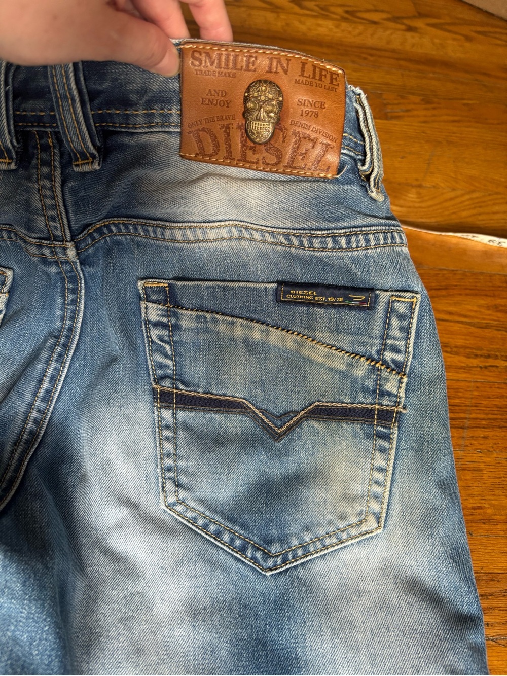Diesel Men's Jeans  leather label with special-edition metallic skull patch S 32